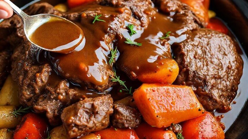 Service du rôti de bœuf au cidre de pomme avec sa sauce