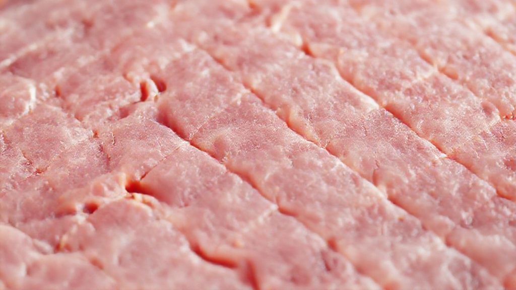 Scoring ham fat in diamond pattern