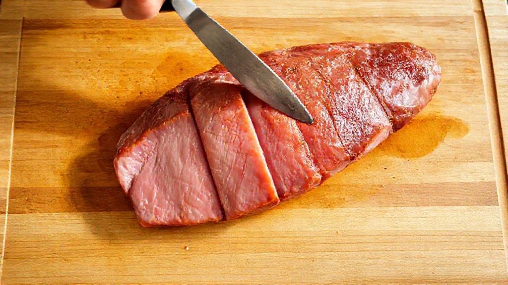 Cortar el solomillo de cerdo (scotch fillet) en tiras